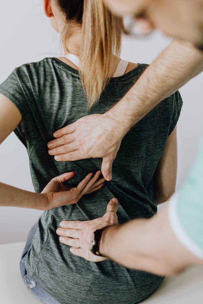Doctor que explora el mal d'esquena d'una pacient