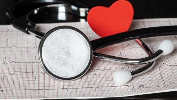Cor, estetoscopi i electrocardiograma