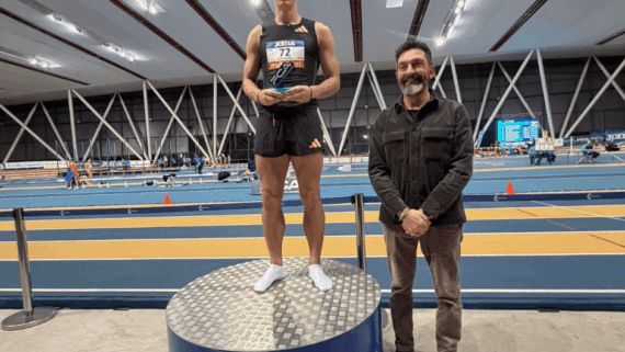 Míting Internacional Catalunya d'Atletisme - Un atleta mostra el trofeu que li ha lliurat Sergi Macià de Mutuacat