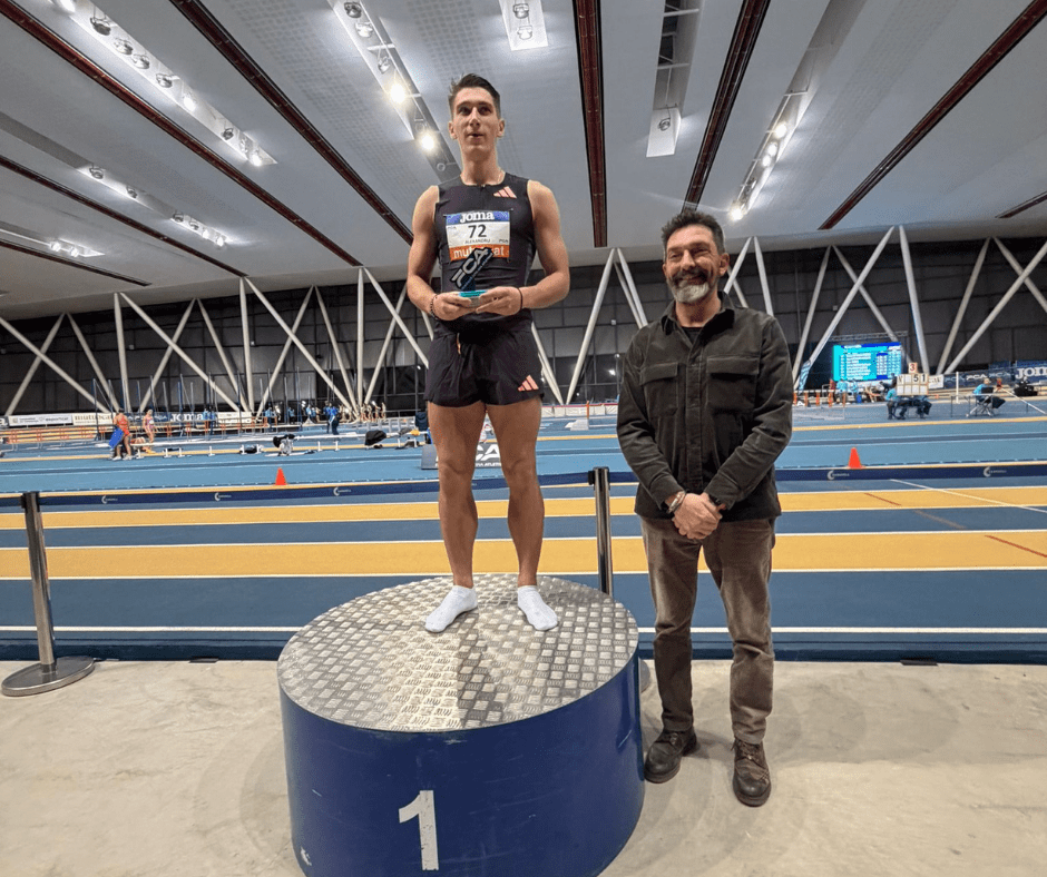 Míting Internacional Catalunya d'Atletisme - Un atleta mostra el trofeu que li ha lliurat Sergi Macià de Mutuacat