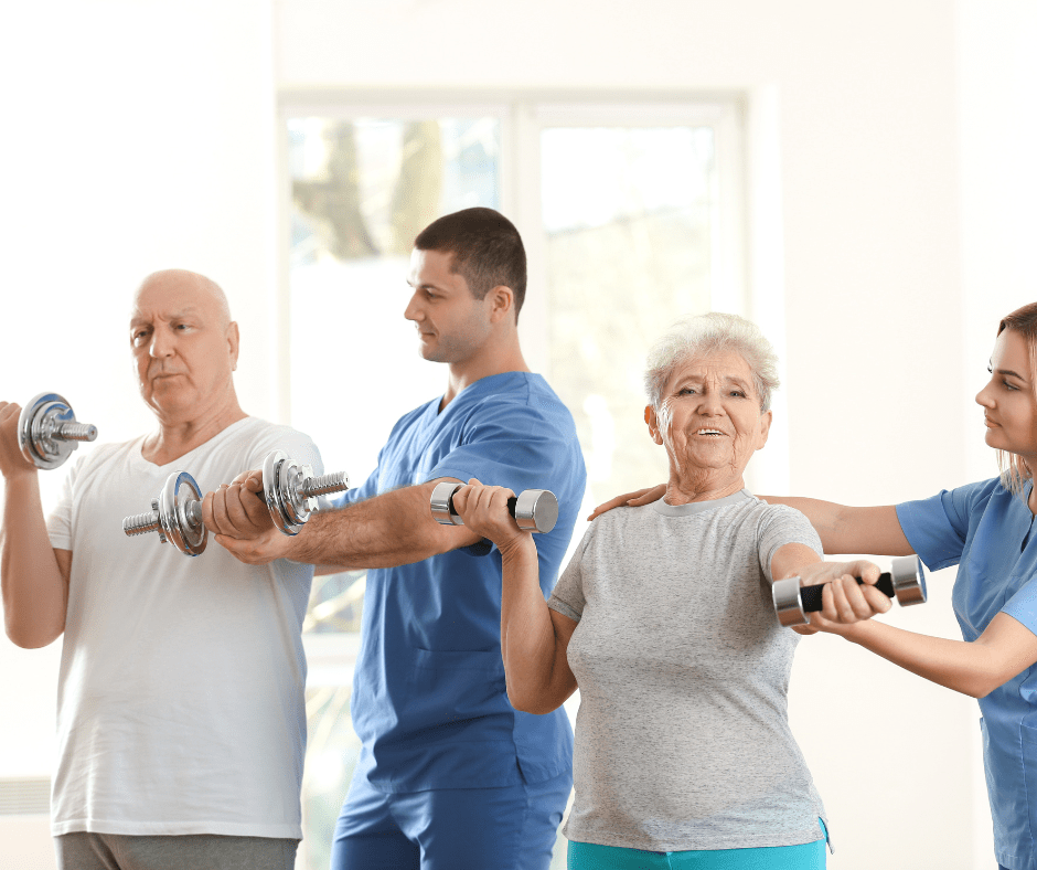 Dues persones fan peses. Els exercicis de resistència ajuden a prevenir l'osteoporosi