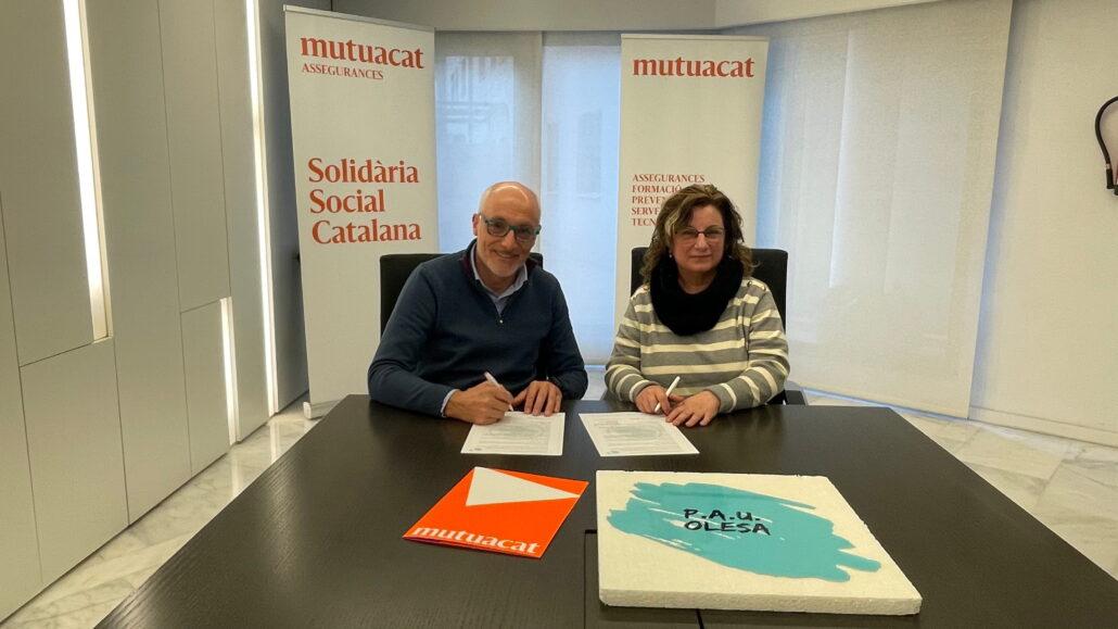 Leo Martínez, de Mutuacat i Maria Carme Gàlvez, de pau Olesa, el la signatura del conveni de col·laboració dins l'economia social i solidària