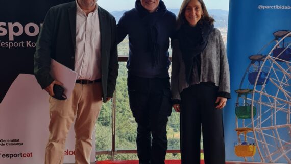 Leo Martínez, de Mutuacat entre Pitu Castells i Sílvia Perez del CEEB, en la presentació d'Esport K