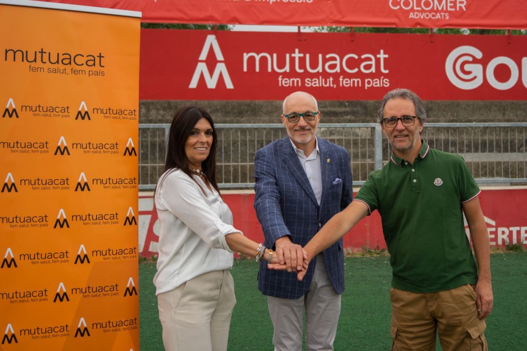 Gemma Soley, delegada de Mutuacat a Osona, Leo Martínez, adjunt a la Direcció General de Mutuacat i Ignasi Puig, president de la Fundació UE Vic