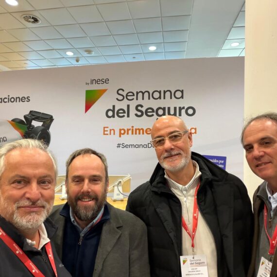 Victor Domingo en una selfie amb altres professionals durant la Semana del Seguro 2026