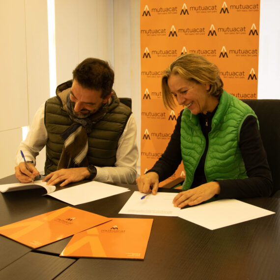 Sergi Macià, director general de Mutuacat i Nina Pont, presidenta del Manresa CBF signant l'acord