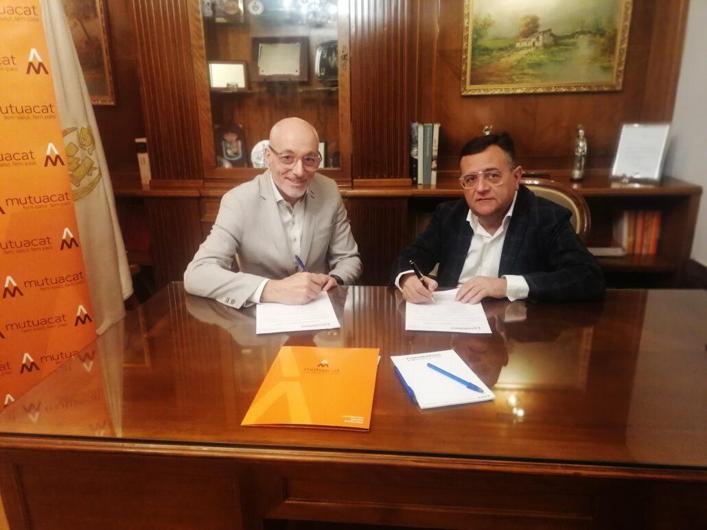Signatura del conveni entre Mutuacat i el Colegio de Mediadores de Seguros de Zaragora