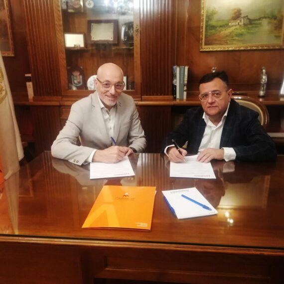 Signatura del conveni entre Mutuacat i el Colegio de Mediadores de Seguros de Zaragora