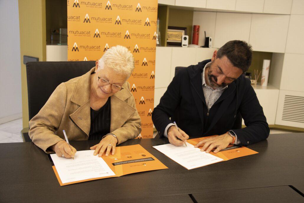 Mercè Rosich i Sergi Macià signen la renocvació del conveni entre la Federació Catalana d'Atletisme i Mutuacat