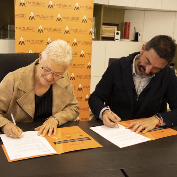 Mercè Rosich i Sergi Macià signen la renocvació del conveni entre la Federació Catalana d'Atletisme i Mutuacat