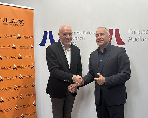 Leo Martínez, Adjunt a la Direcció General de Mutuacat, i Francesc Santasusana, president del Col·legi de Barcelona i de la Fundació Auditorium, a l'acte de signatura de l'acord de col·laboració.