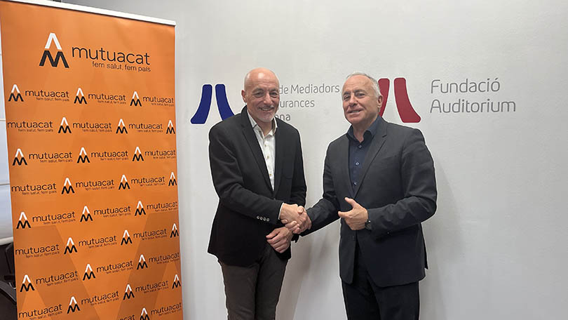 Leo Martínez, Adjunt a la Direcció General de Mutuacat, i Francesc Santasusana, president del Col·legi de Barcelona i de la Fundació Auditorium, a l'acte de signatura de l'acord de col·laboració.