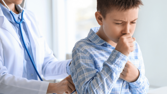 Un nen amb tos és auscultat per la metgessa