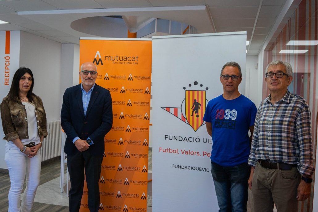 Gemma Soley, delegada d’Osona de Mutuacat, Leo Martínez, adjunt a la Direcció General de Mutuacat, Ignasi Puig, president de la Fundació UE Vic i Sagi Barnolas, responsable de l'Àrea d'Acció Social de la Fundació