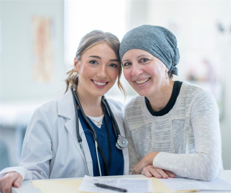 Com s'estudia un tumor? Una pacient somriu al costat de la seva metgessa