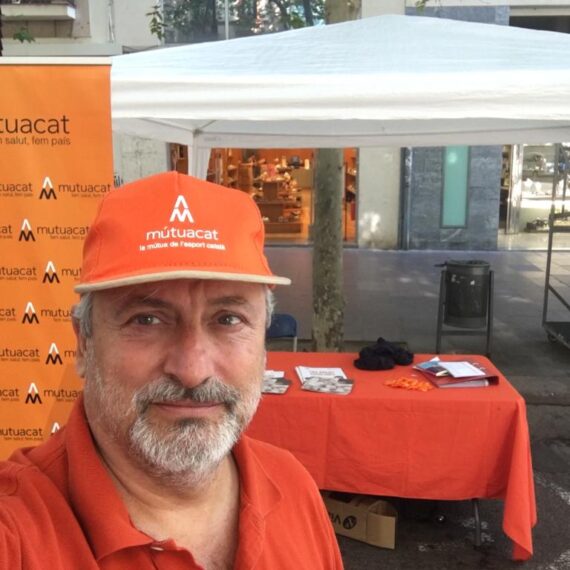 Víctor Domingo a la carpa de Mutuacat durant la Fira de Consum Sobirà de Sabadell