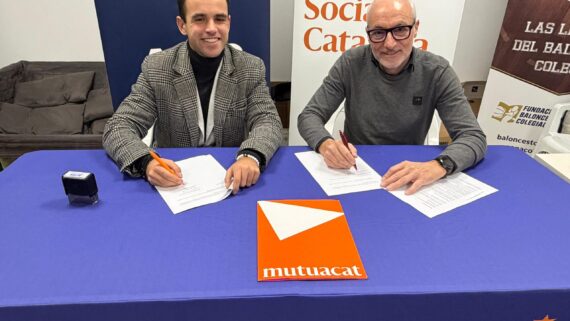 Sergi Àlex i Leo Martínez en la signatura de l'acord entre Copa Col·legial Catalunya i Mutuacat