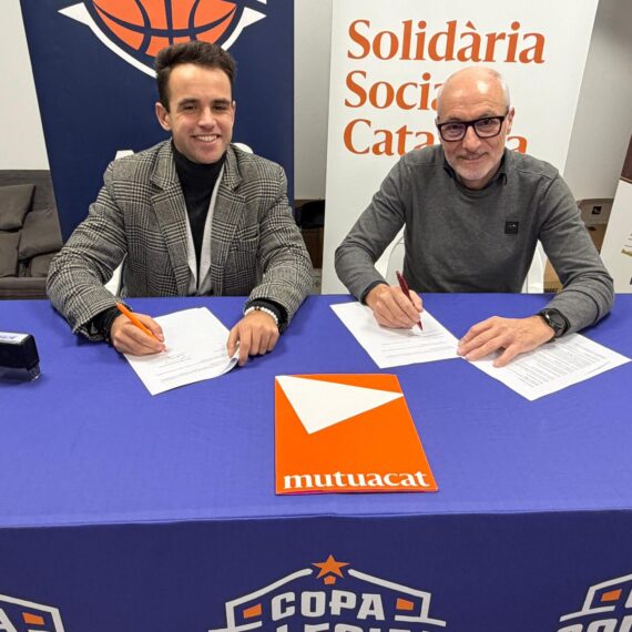 Sergi Àlex i Leo Martínez en la signatura de l'acord entre Copa Col·legial Catalunya i Mutuacat