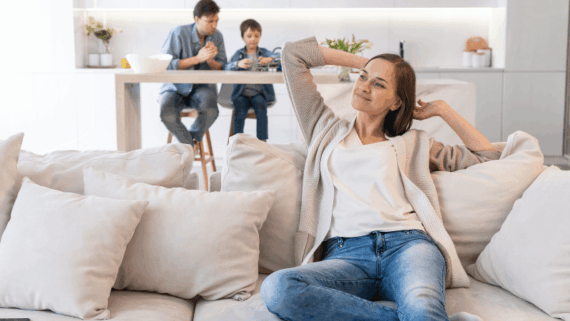 Família on es veu en primer pla la mare amb posat de tranquil·litat