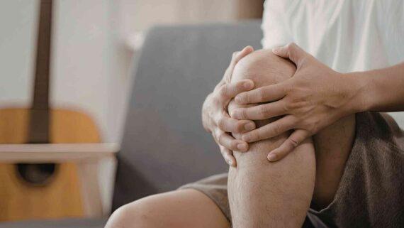 Unes mans enceclen el genoll com si tingués una lesió o en senyal de dolor