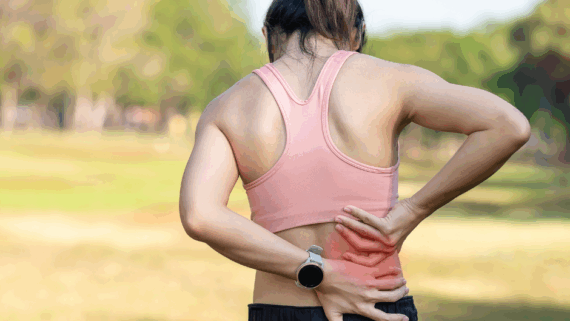 Una esportista amb mal d'esquena. Podsria ser a causa d'una hèrnia discal