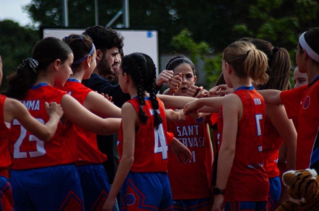 Paerticipants a la Pequecopa colegial, reunides fent equip