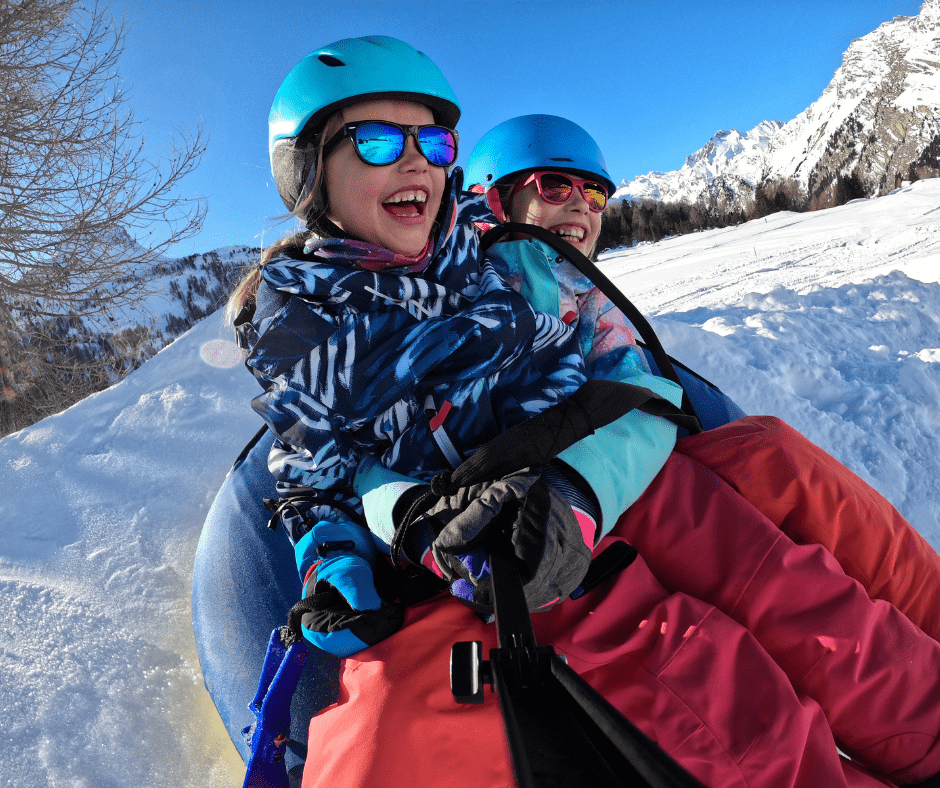 dos criatures a la neu amb ulleres de sol