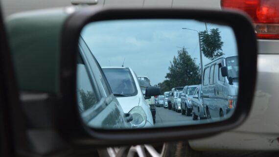 Cua de vehicles vista des del retrovisor