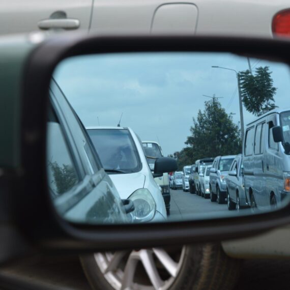 Cua de vehicles vista des del retrovisor