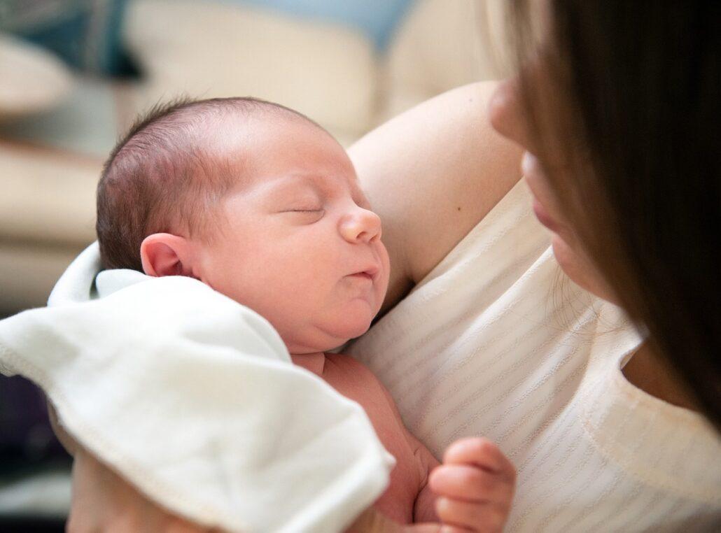 Mare amb el seu nadó. L'oxitocina és clau en el part, la lactancia i en els vincles matgernofilials.
