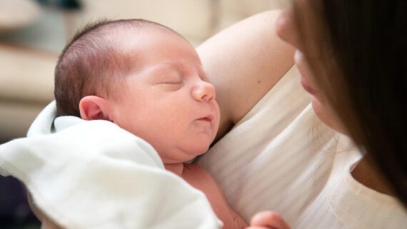 Mare amb el seu nadó. L'oxitocina és clau en el part, la lactancia i en els vincles matgernofilials.
