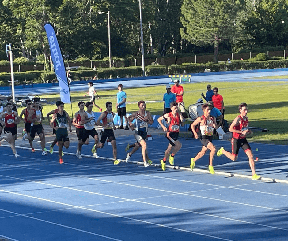 Atletes corrent al Campionat de Catalunya d'Atletisme