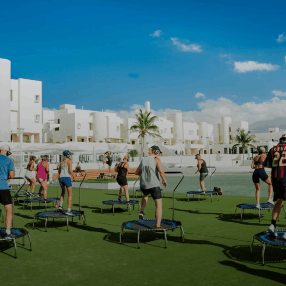 Turistes fent activitats esportives al Club La Santa de Lanzarote