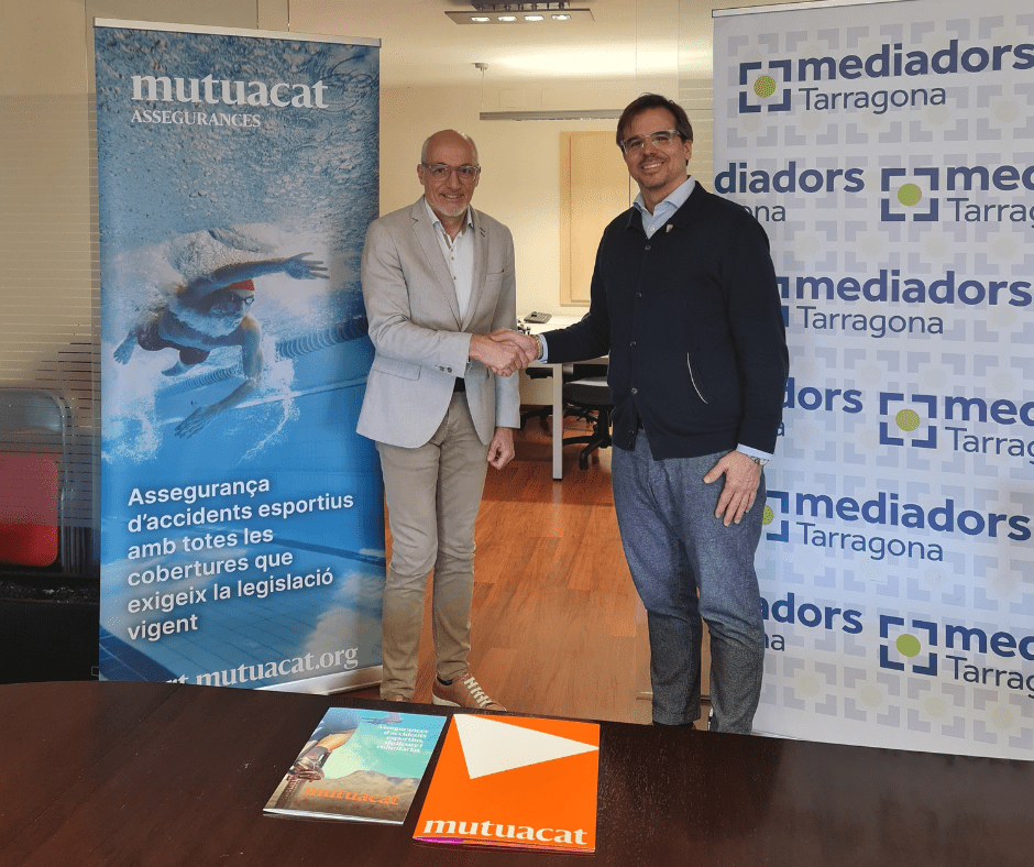 Encaixada de mans entre Alex Mestre, president del Col·legi de Mediadors d'Assegurances de Tarragona i Leo Martínez, adjunt a la Direcció General de Mutuacat, després de renovar el conveni de col·laboracó