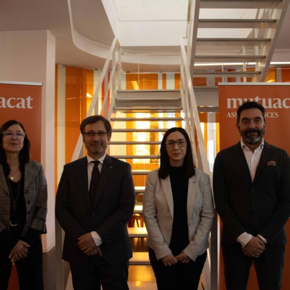 Mercè Piñot, presidenta de Mutucat, F. Xavier Vila, conseller de política Lingüística, Tania Infante, regidora de Llengua i Cultura de l'ajuntament de Manresa i Sergi Macià, director general de Mutuacat
