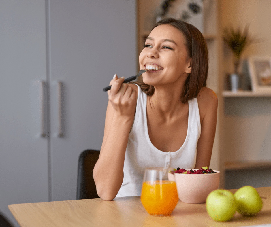 Una noia amb cara de plaer davant un esmorzar saludable