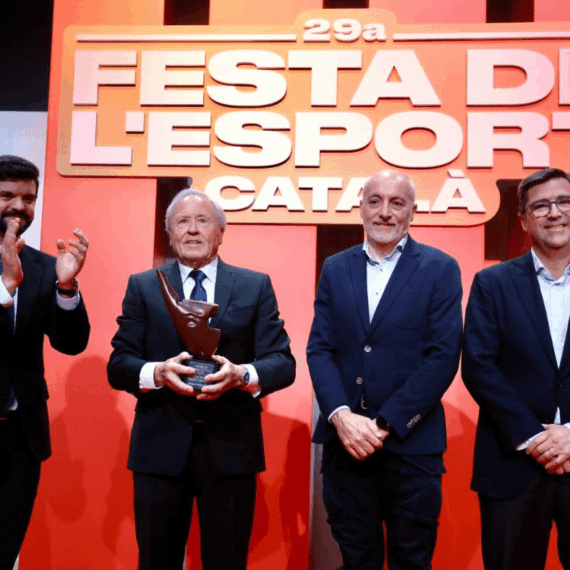 Festa de l'Esport Català - Ramon Nogué, president de la Federació Catalana de Golf mostrant el premi a la Millor Gestió Federativa rebut de mans de Leo Martínez de Mutuacat i Miguel Payà de Meroil. A l'esquerra, Gerard Esteva, president d?UFEC