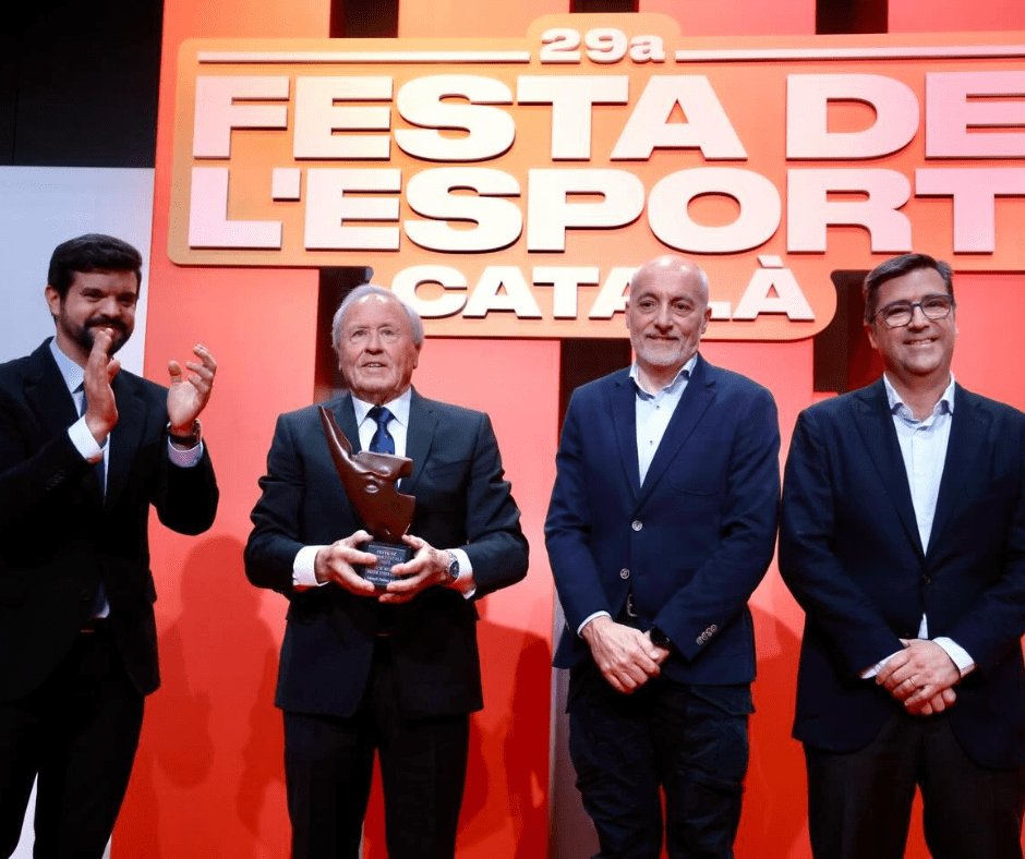 Festa de l'Esport Català - Ramon Nogué, president de la Federació Catalana de Golf mostrant el premi a la Millor Gestió Federativa rebut de mans de Leo Martínez de Mutuacat i Miguel Payà de Meroil. A l'esquerra, Gerard Esteva, president d?UFEC