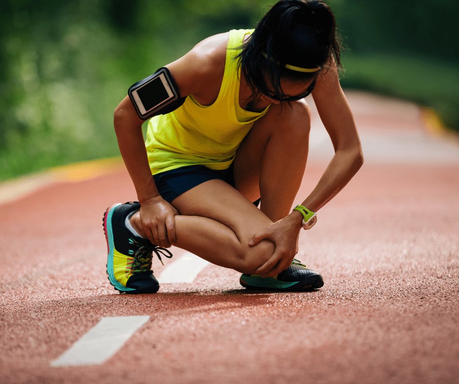 Un atleta es subjecta el genoll. Cal anar en compte en no trencar-se el lligament encreuat anterior