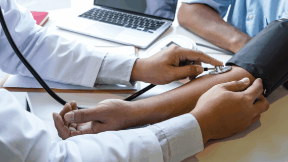 Control de la hipertensió mitjançant la mesura de la pressió arterial en una consulta mèdica
