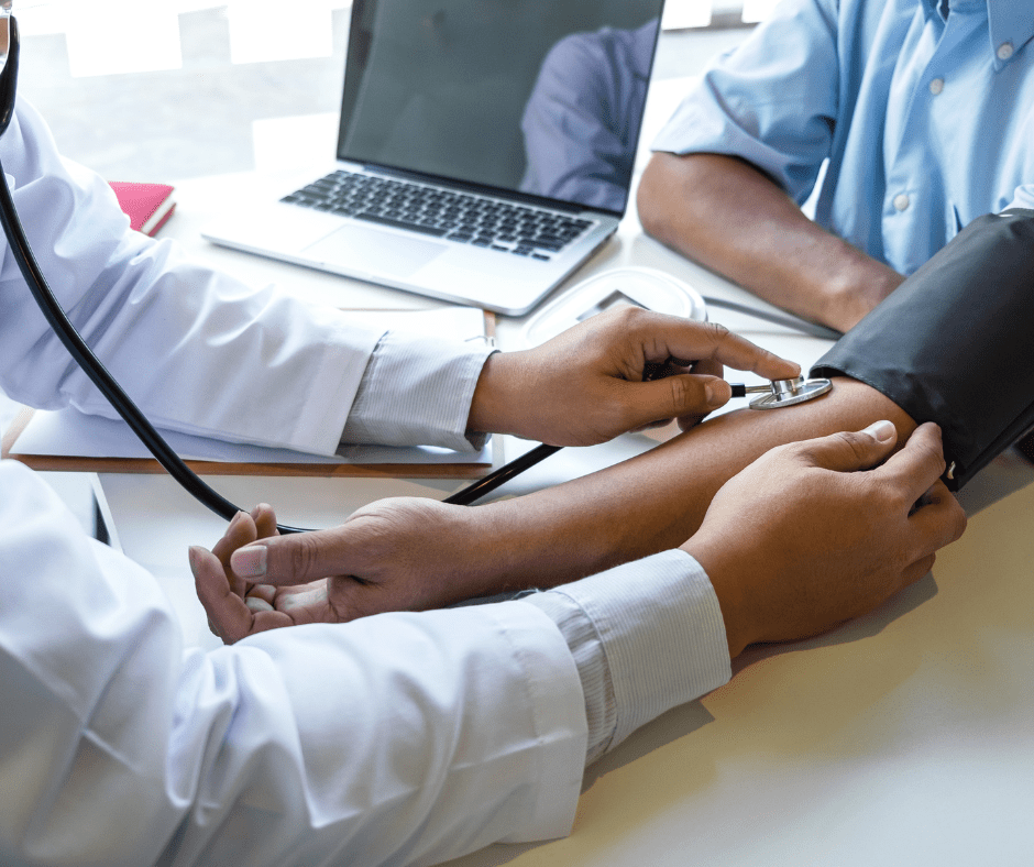Control de la hipertensió mitjançant la mesura de la pressió arterial en una consulta mèdica