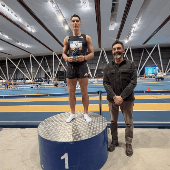 Míting Internacional Catalunya d'Atletisme - Un atleta mostra el trofeu que li ha lliurat Sergi Macià de Mutuacat