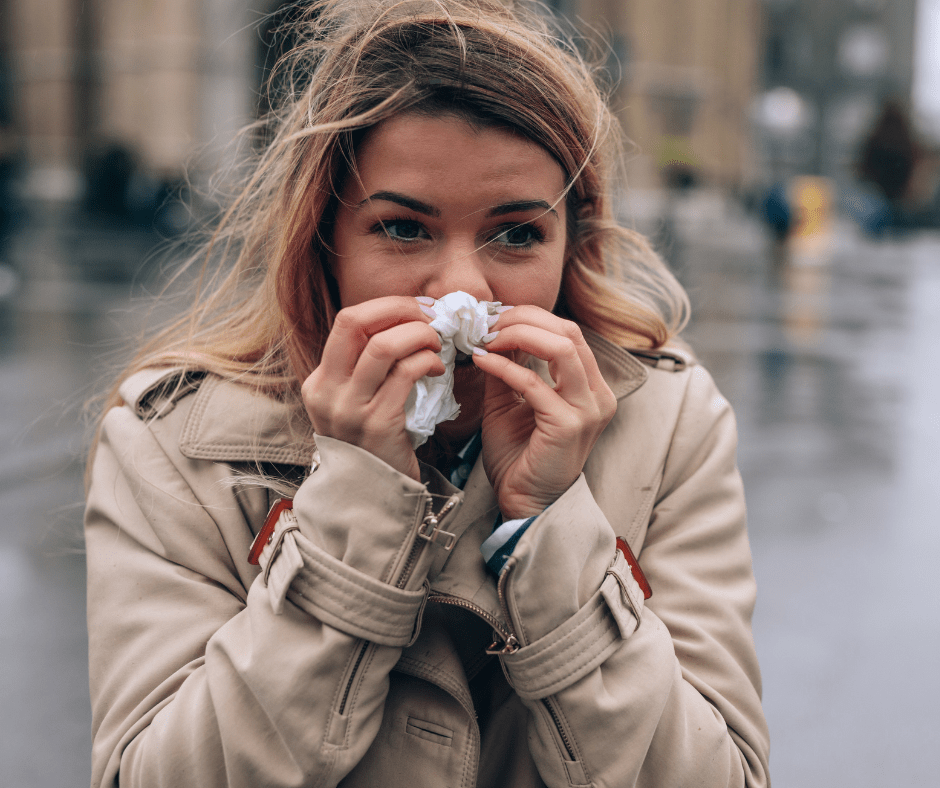 Una noia refredada en un carrer fred i humit