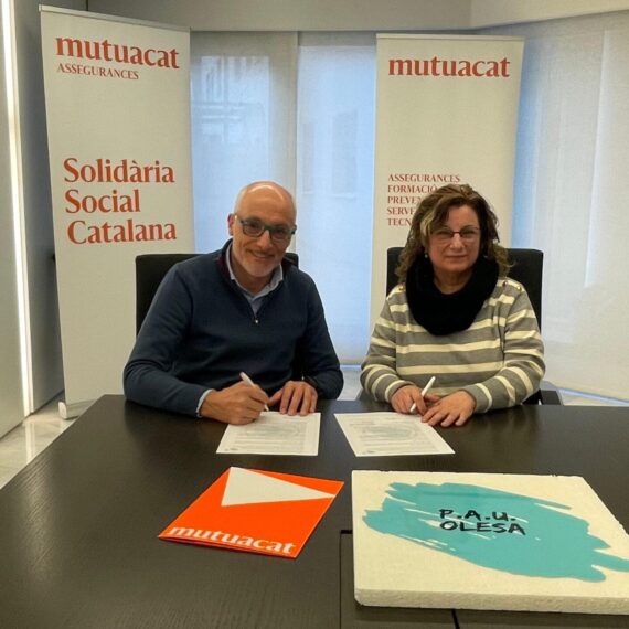 Leo Martínez, de Mutuacat i Maria Carme Gàlvez, de pau Olesa, el la signatura del conveni de col·laboració dins l'economia social i solidària