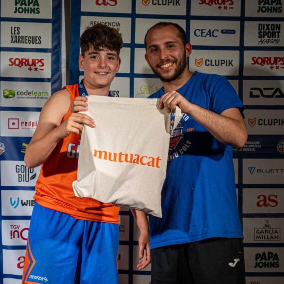 Un dels guardonats amb el premi Mutuacat Joc Net, en la Pequecopa Colegial.