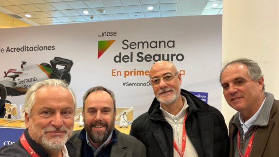 Victor Domingo en una selfie amb altres professionals durant la Semana del Seguro 2026