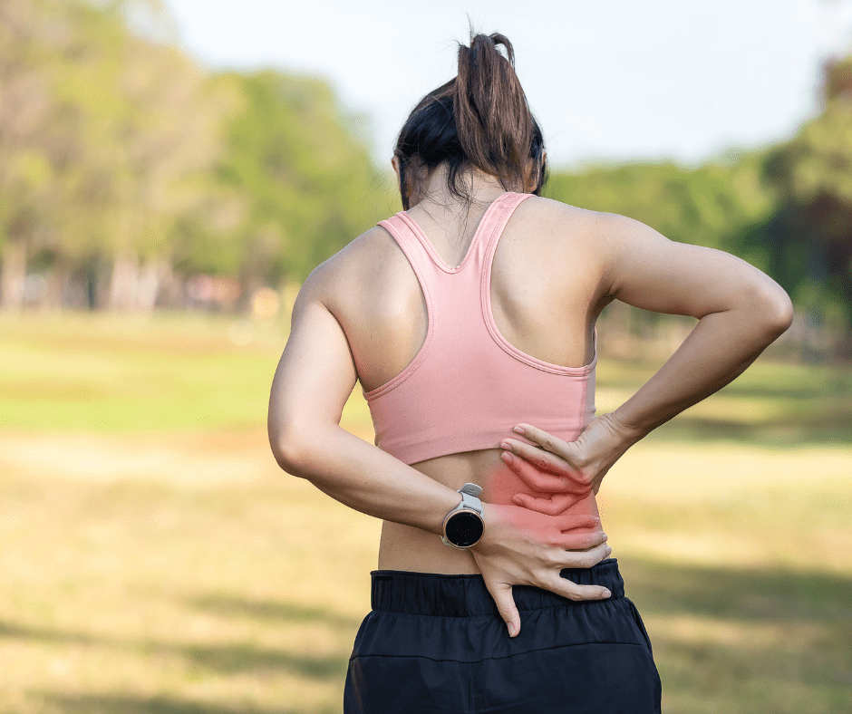 Una esportista amb mal d'esquena. Podsria ser a causa d'una hèrnia discal