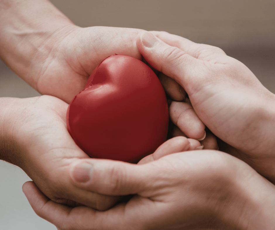 Mans sostenint un cor, metàfora del que és mutualisme, ètica i assegurances personals