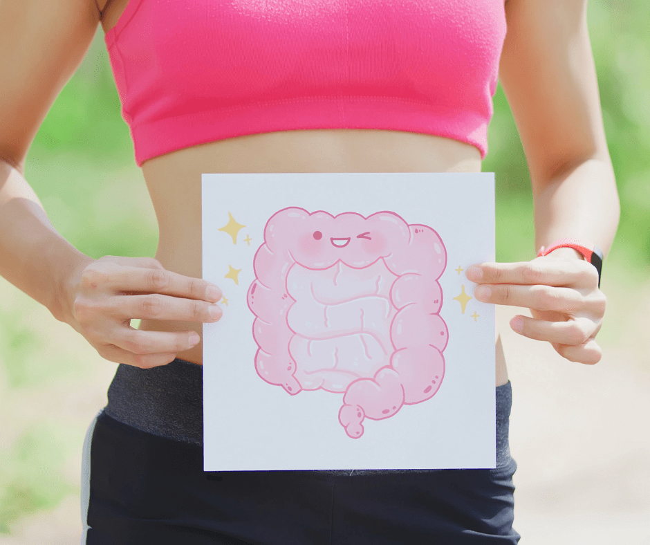 Dona que subjecta un cartell amb uns budells que somriuen perquè tenen una bona microbiota intestinal